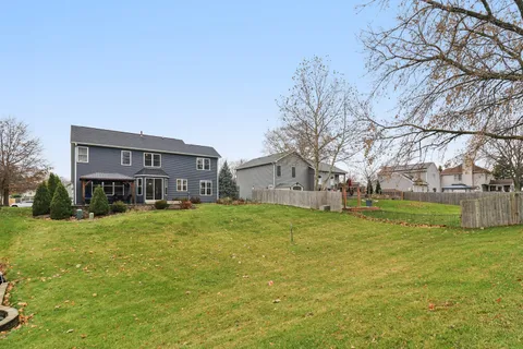 $425,000 | 220 Glenbrook Trail, McHenry, IL 60050