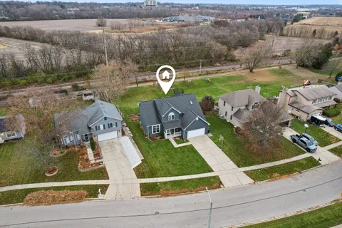 $425,000 | 220 Glenbrook Trail, McHenry, IL 60050