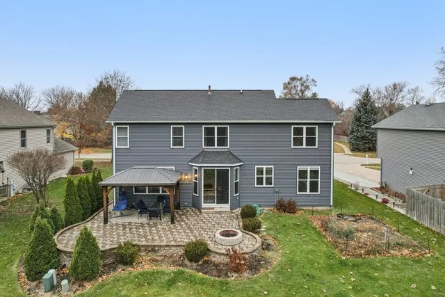 $425,000 | 220 Glenbrook Trail, McHenry, IL 60050