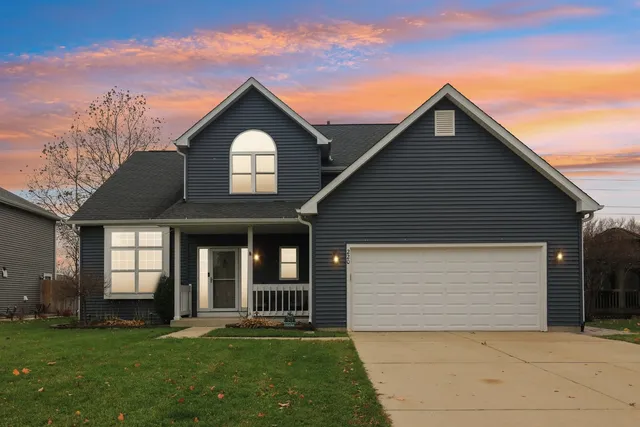 $425,000 | 220 Glenbrook Trail, McHenry, IL 60050