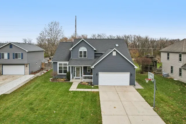 $425,000 | 220 Glenbrook Trail, McHenry, IL 60050