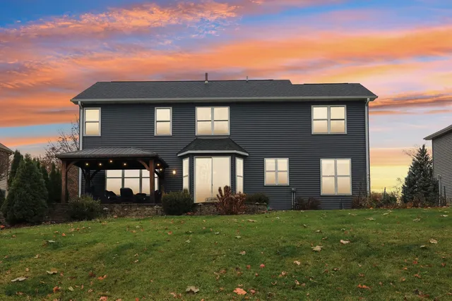 $425,000 | 220 Glenbrook Trail, McHenry, IL 60050