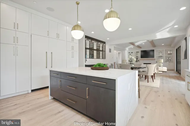 a kitchen that has a lot of cabinets in it