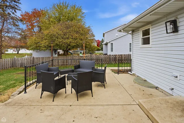 a view of a house with backyard and garden