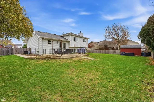 a view of a house with backyard