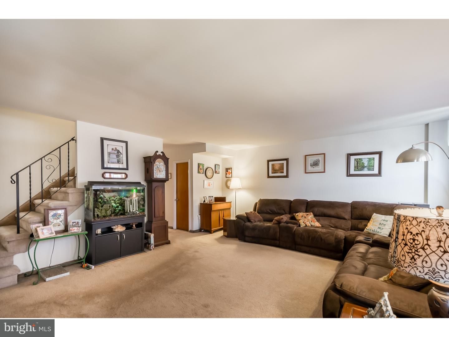 10216 Calera Road Philadelphia, PA 19114 - Photo 6 of 22 Living Room