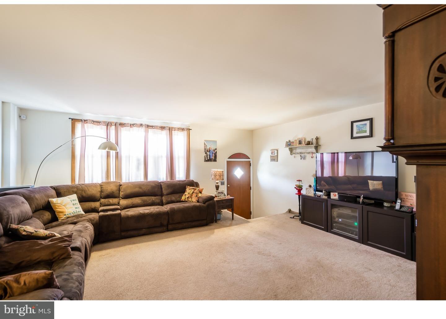 10216 Calera Road Philadelphia, PA 19114 - Photo 7 of 22 Living Room