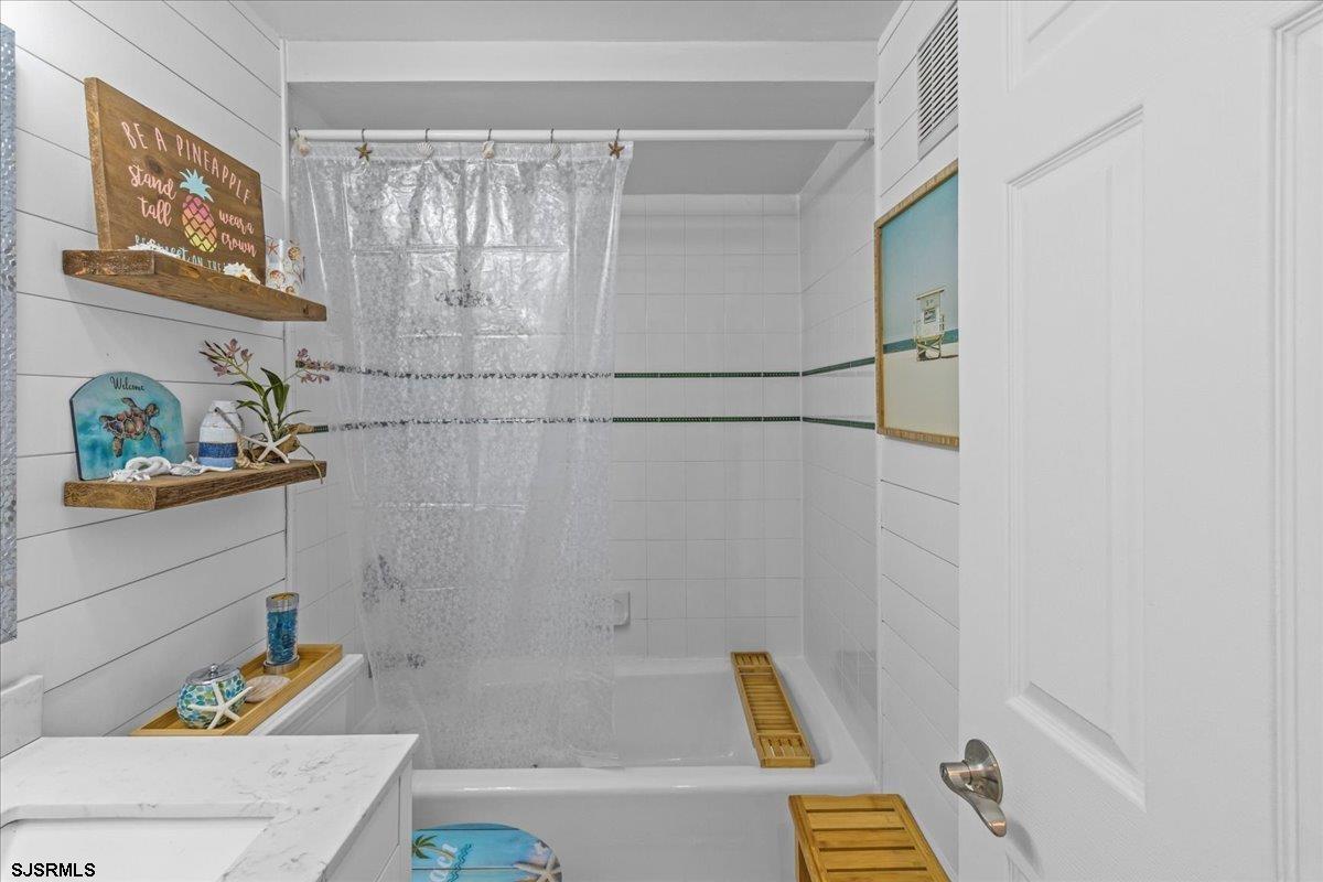 331 41st Street South, Unit 1 Brigantine, NJ 08203 - Photo 19 of 42 a bathroom with a tub