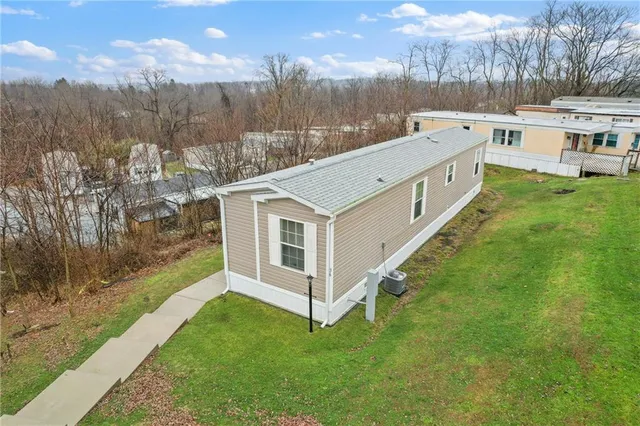 a view of a house with backyard and garden