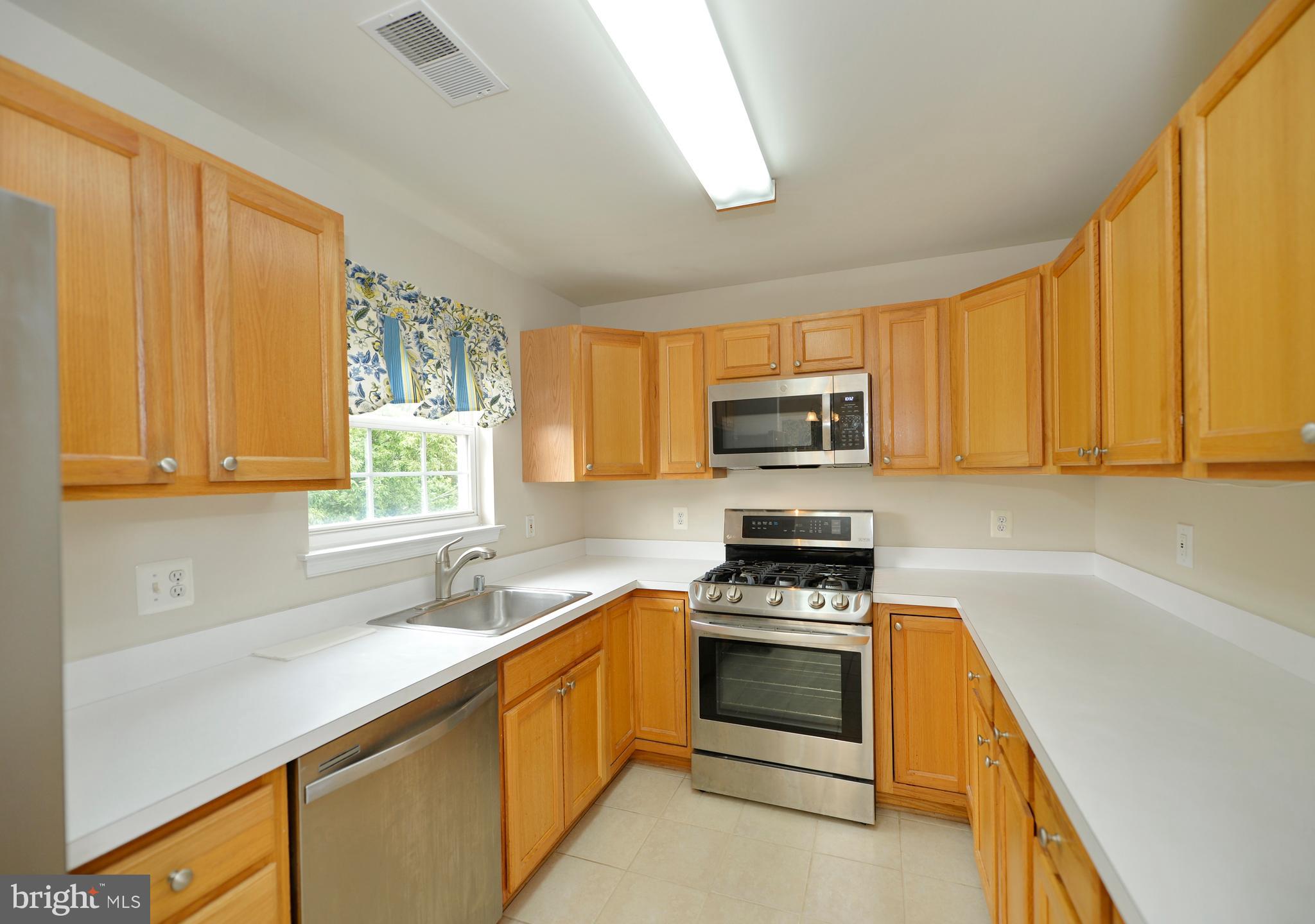 511 Constellation Square Southeast, Unit E Leesburg, VA 20175 - Photo 14 of 34 Galley Kitchen with SS Appliances