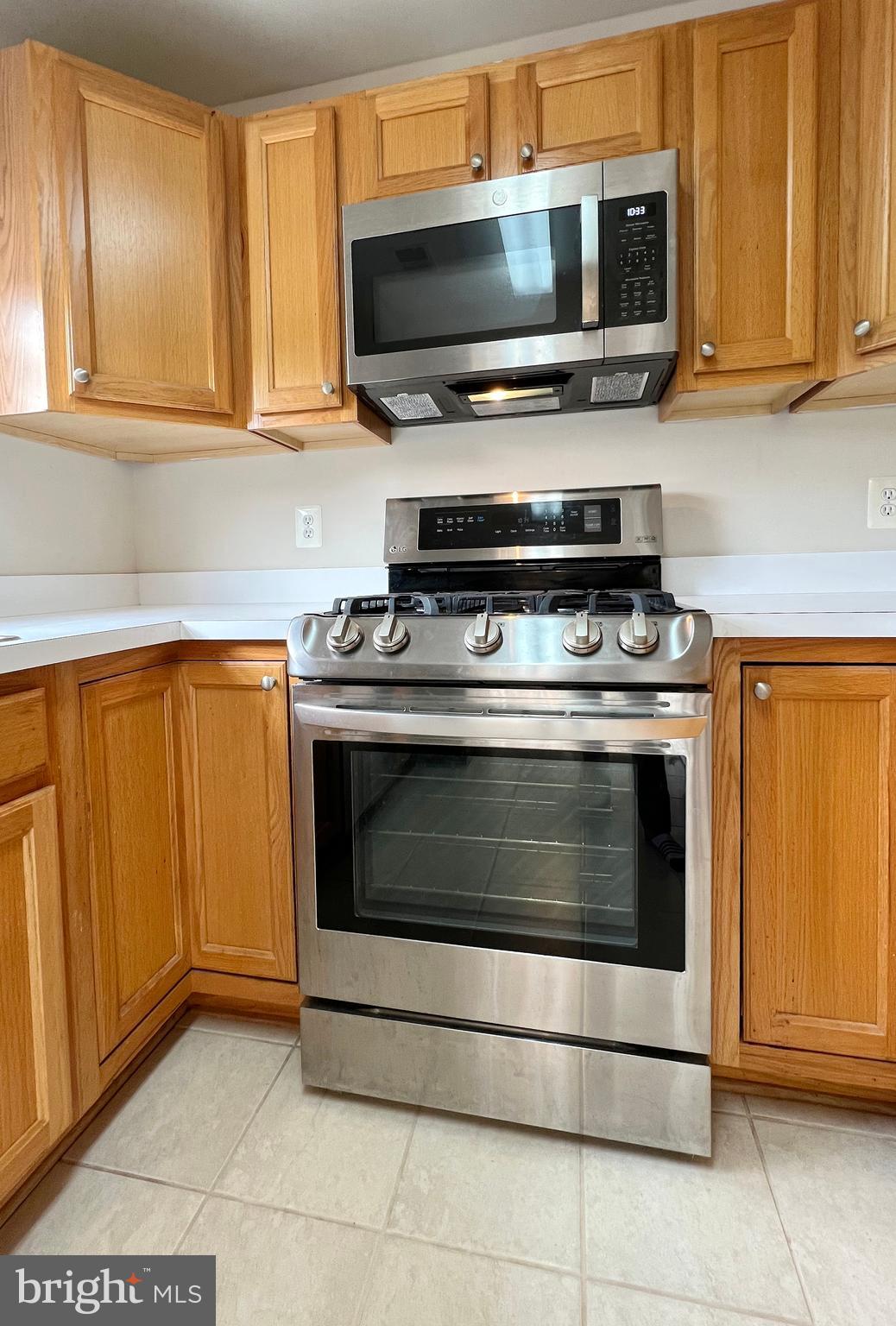 511 Constellation Square Southeast, Unit E Leesburg, VA 20175 - Photo 17 of 34 Kitchen stove Microwave