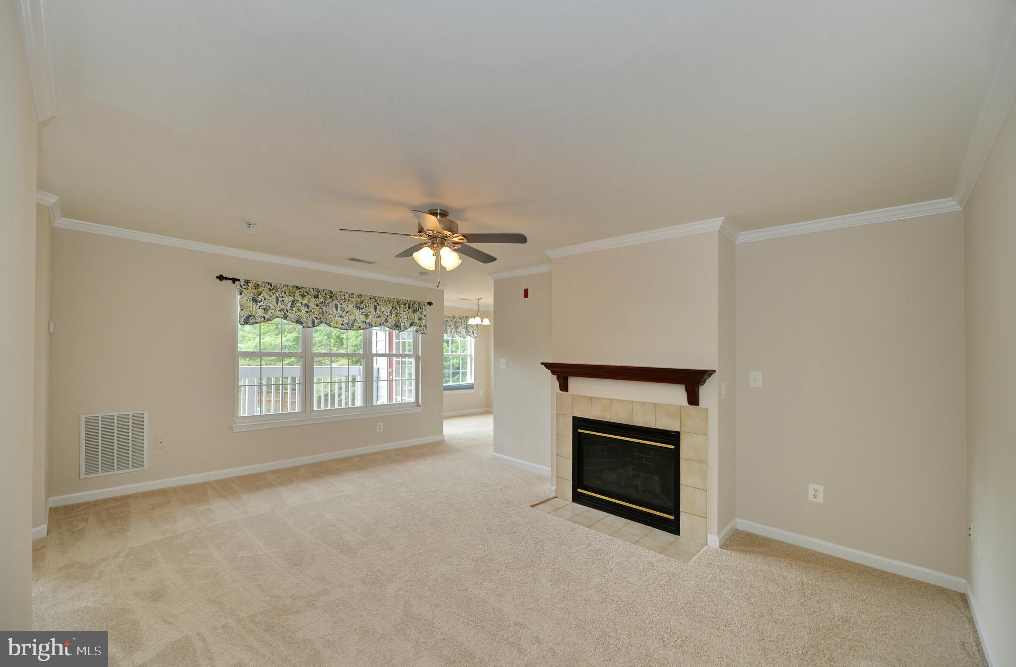 511 Constellation Square Southeast, Unit E Leesburg, VA 20175 - Photo 6 of 34 Light Filled living room