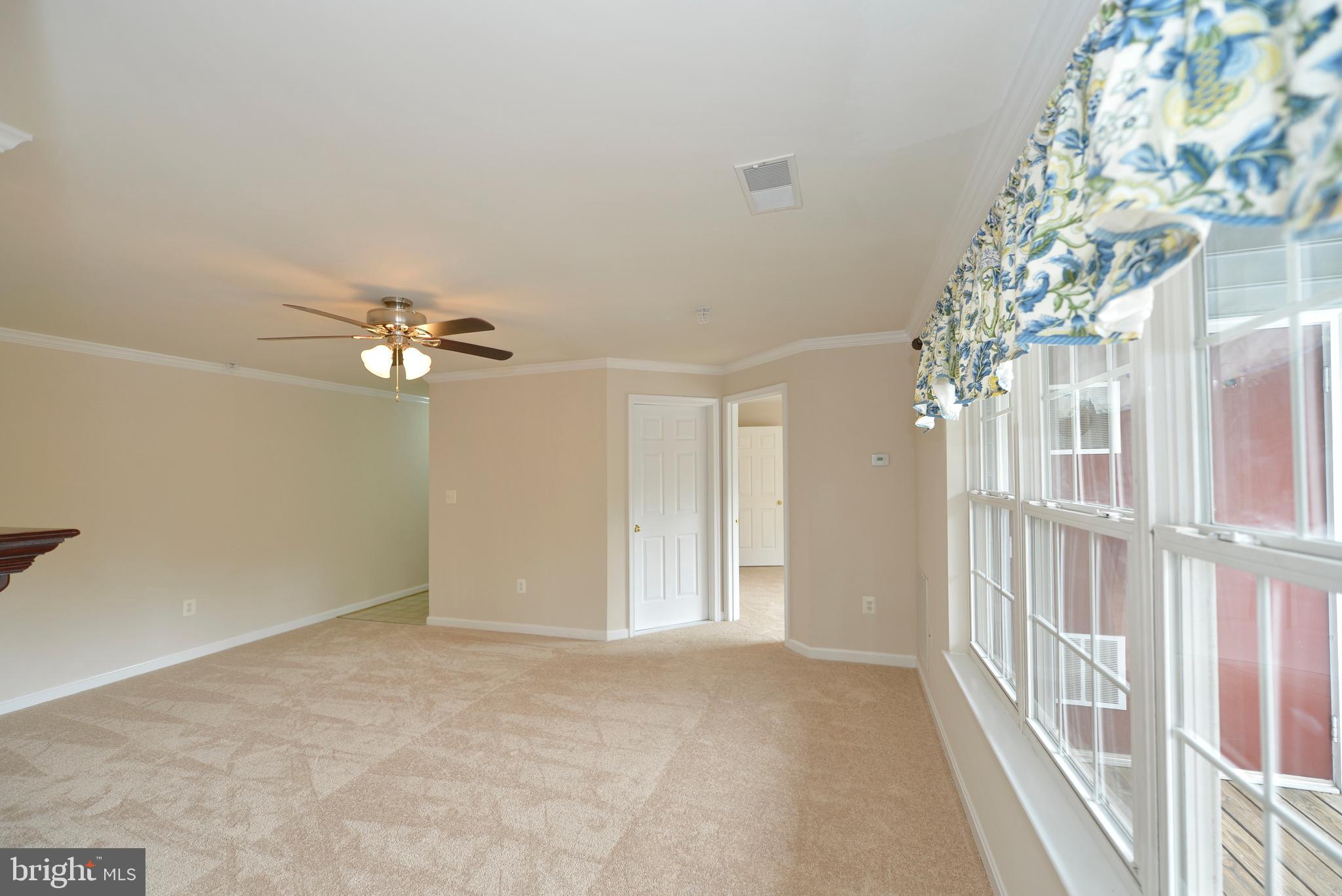 511 Constellation Square Southeast, Unit E Leesburg, VA 20175 - Photo 7 of 34 Living Room