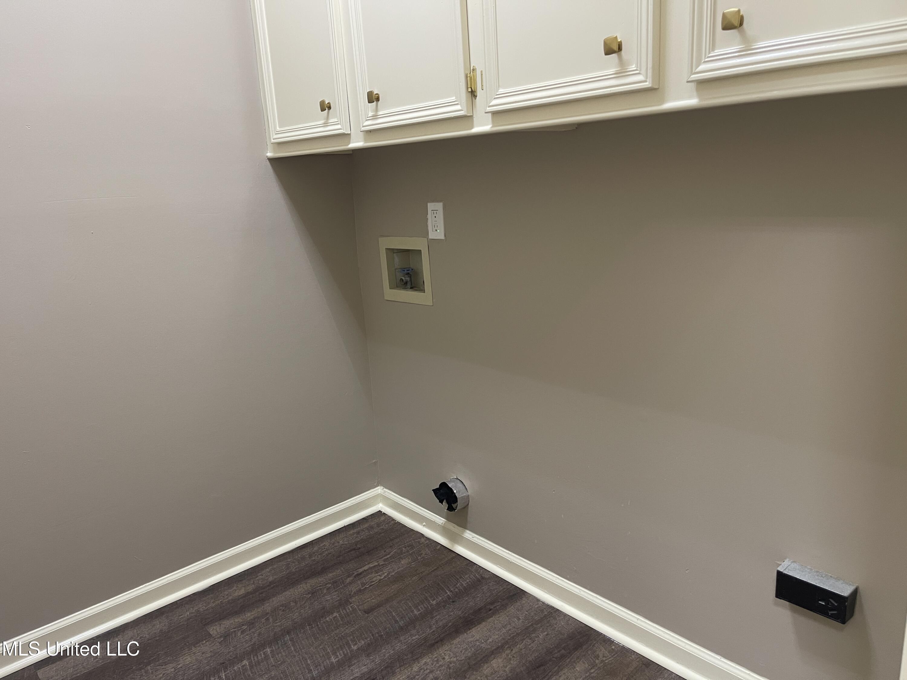 1804 Lake Trace Drive Jackson, MS 39211 - Photo 23 of 57 Laundry Room