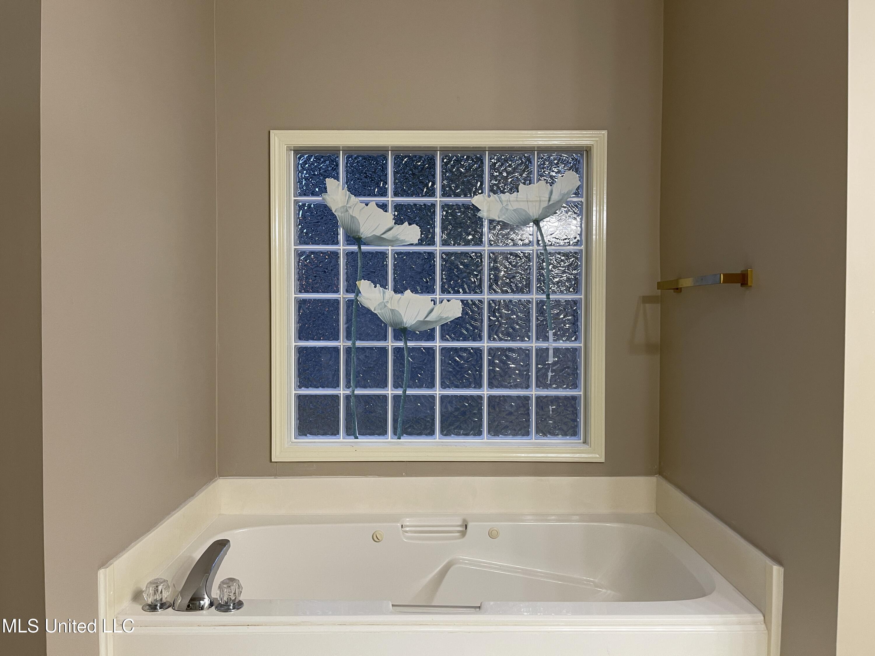 1804 Lake Trace Drive Jackson, MS 39211 - Photo 33 of 57 Master Bathroom Tub