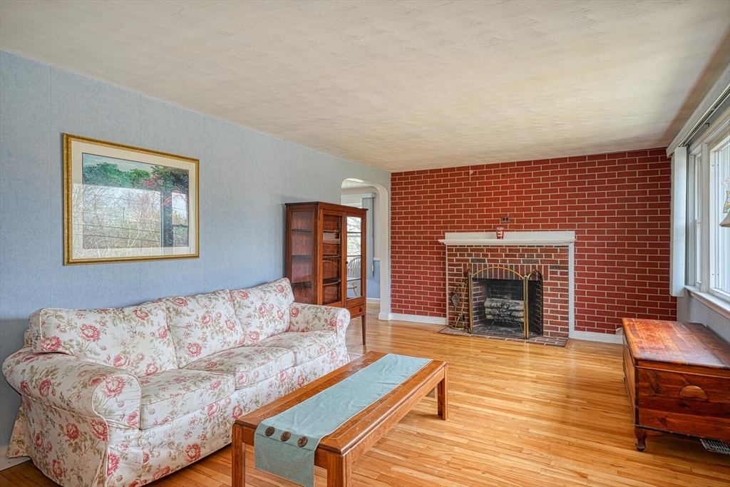 830 Trapelo Road Waltham, MA 02452 - Photo 4 of 23 Gallery Image 4