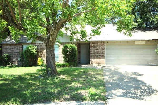 $1,950 | 109 Australia Court, DeSoto, TX 75115