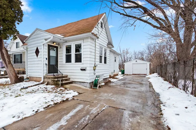 $179,900 | 821 School Place, Green Bay, WI 54303