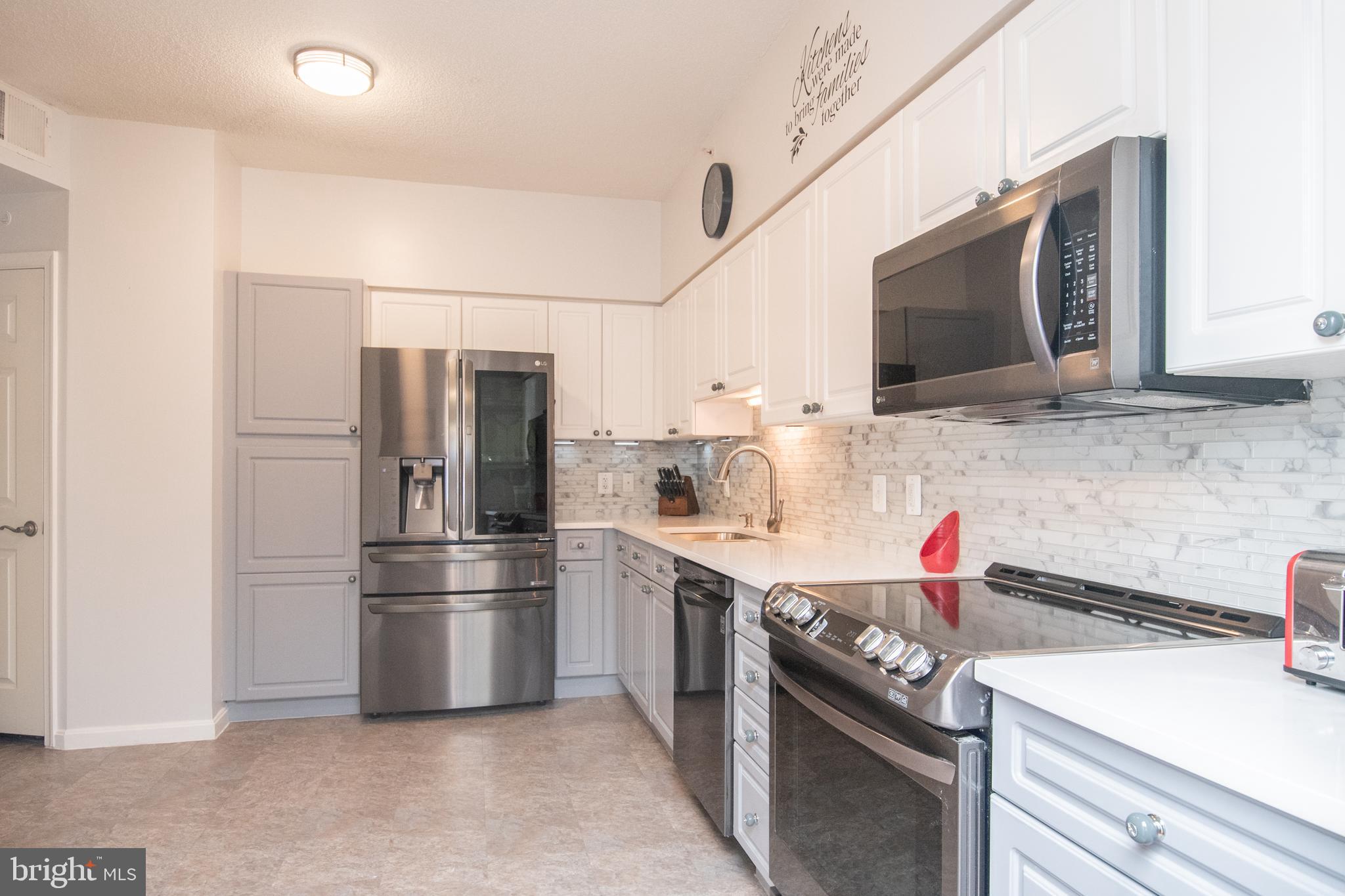 19365 Cypress Ridge Terrace, Unit 121 Leesburg, VA 20176 - Photo 6 of 31 New quartz countertop & backsplash