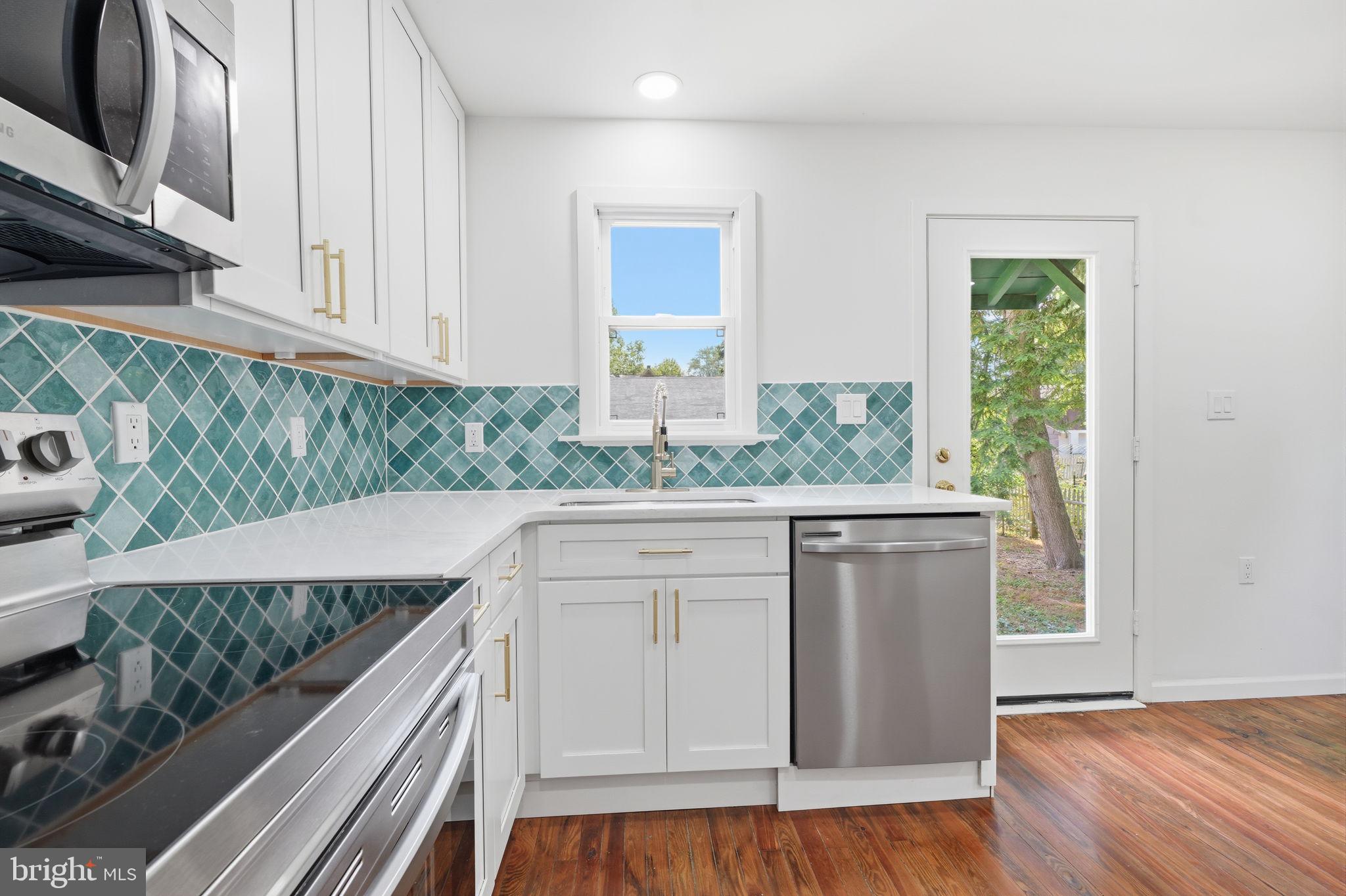 124 Cedar Road Riegelsville, PA 18077 - Photo 17 of 50 Bright and modern kitchen oasis.