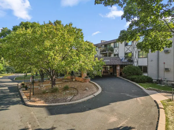 $169,500 | 1304 West Medicine Lake Drive, Unit 323, Plymouth, MN 55441