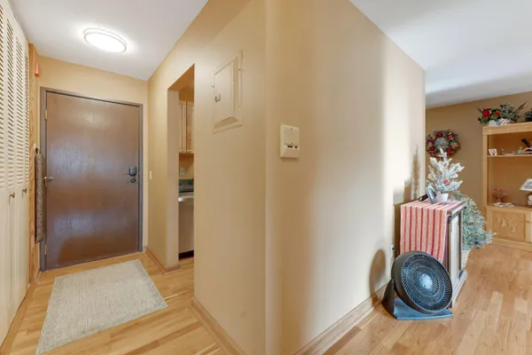 $169,500 | 1304 West Medicine Lake Drive, Unit 323, Plymouth, MN 55441