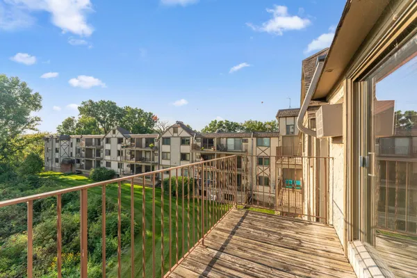 $169,500 | 1304 West Medicine Lake Drive, Unit 323, Plymouth, MN 55441