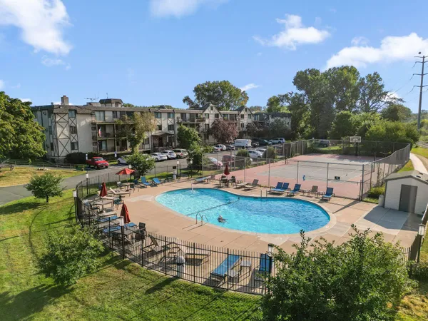 $169,500 | 1304 West Medicine Lake Drive, Unit 323, Plymouth, MN 55441