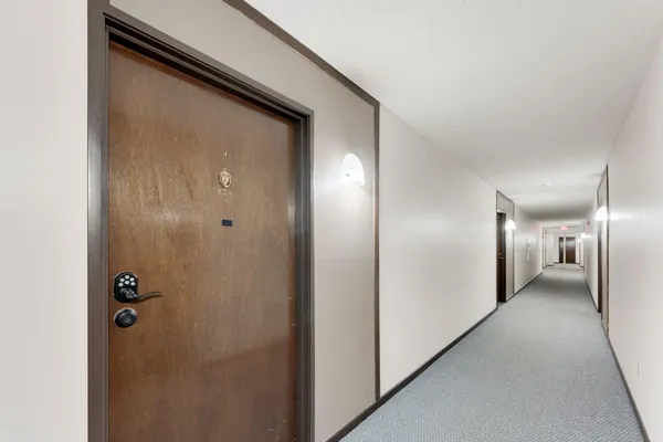 $169,500 | 1304 West Medicine Lake Drive, Unit 323, Plymouth, MN 55441