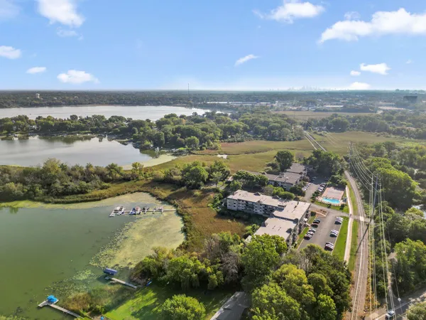 $169,500 | 1304 West Medicine Lake Drive, Unit 323, Plymouth, MN 55441