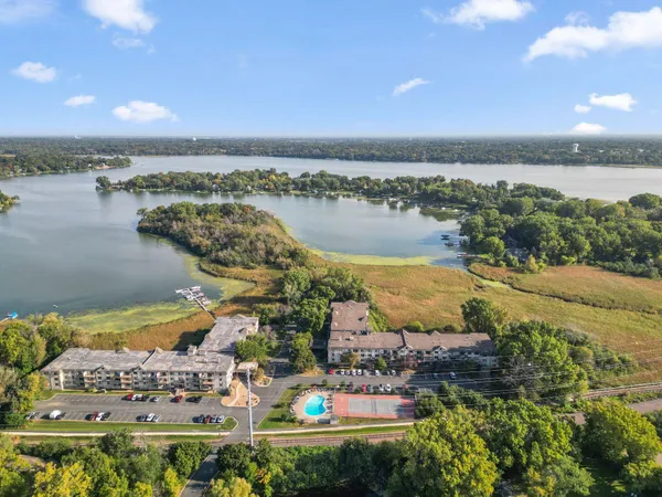 $169,500 | 1304 West Medicine Lake Drive, Unit 323, Plymouth, MN 55441