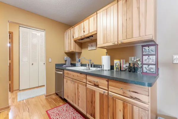 $169,500 | 1304 West Medicine Lake Drive, Unit 323, Plymouth, MN 55441