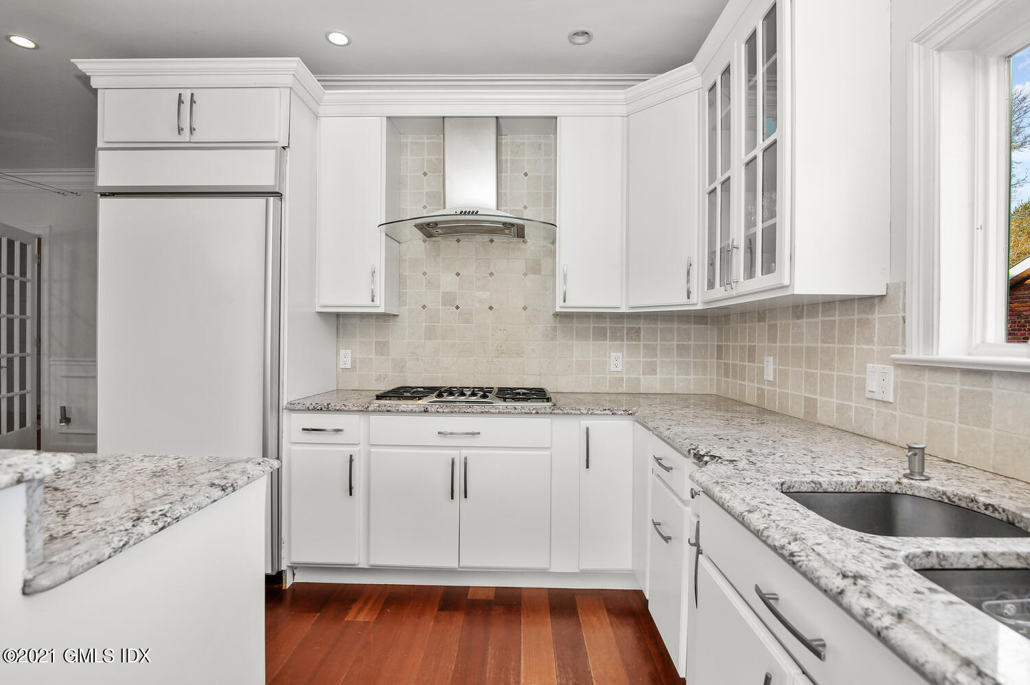 39 Lockwood Lane Riverside, CT 06878 - Photo 23 of 85 a kitchen with a stove a sink and a refrigerator