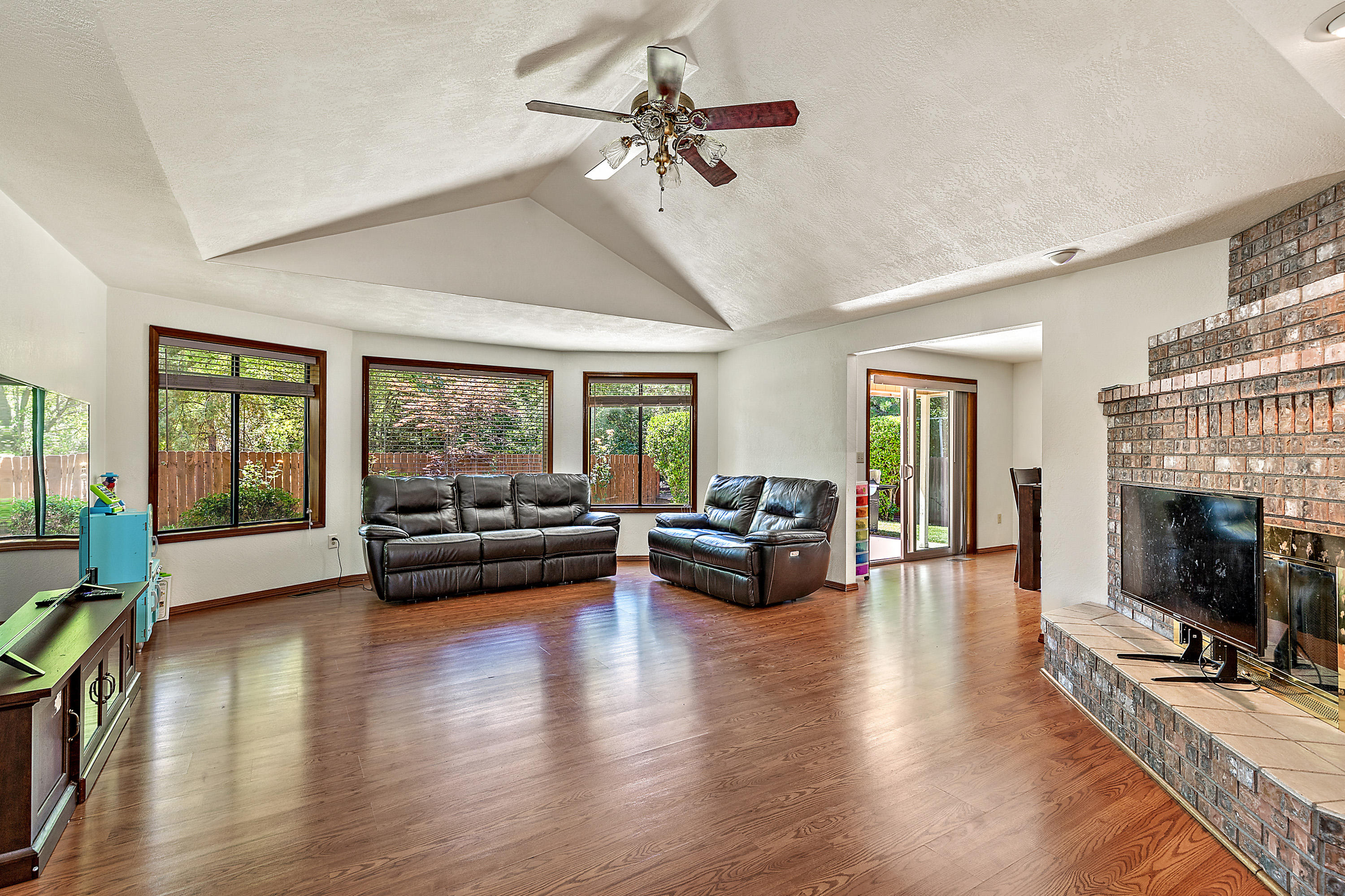 2572 Roberts Road Medford, OR 97504 - Photo 2 of 33 Family Room w/Vaulted Ceilings
