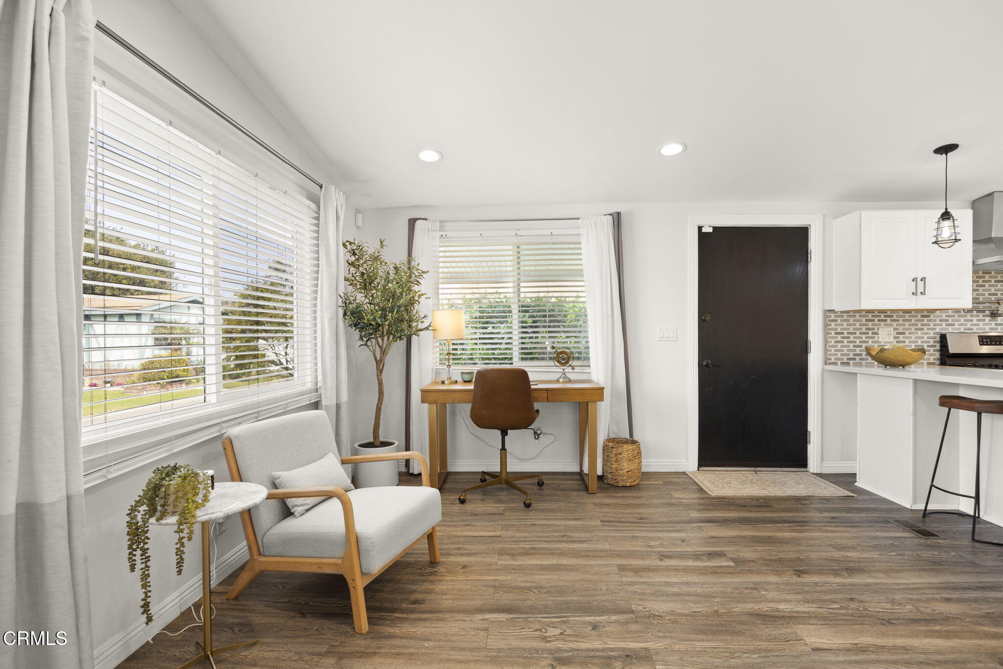 2472 Apple Lane, Unit 170 Oxnard, CA 93036 - Photo 7 of 47 Spacious living room