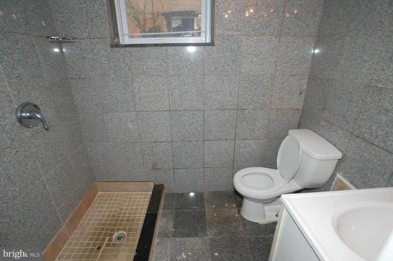 2006 Amherst Road Hyattsville, MD 20783 - Photo 8 of 30 Bath