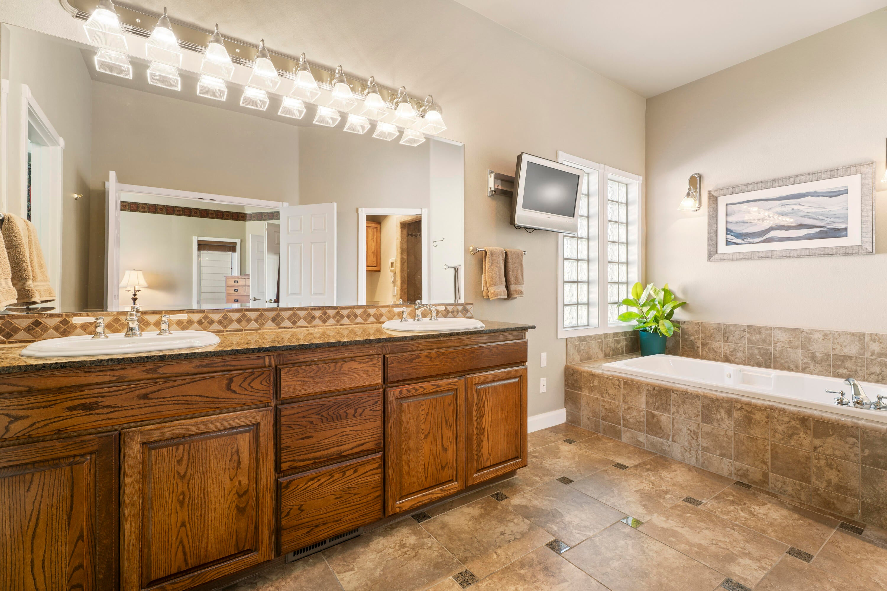 3735 Southwest Timber Avenue Redmond, OR 97756 - Photo 18 of 46 Primary Bathroom