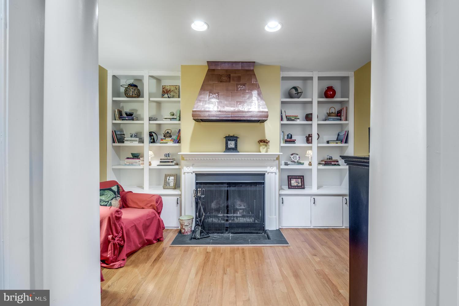 524 Springvale Road Great Falls, VA 22066 - Photo 11 of 30 Library