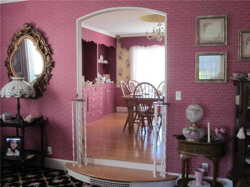 38 Applegate Road Cranston, RI 02920 - Photo 11 of 25 Living Room.
