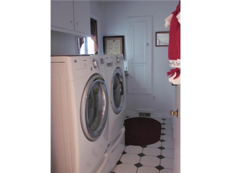 38 Applegate Road Cranston, RI 02920 - Photo 14 of 25 Mud Room. Laundry Room