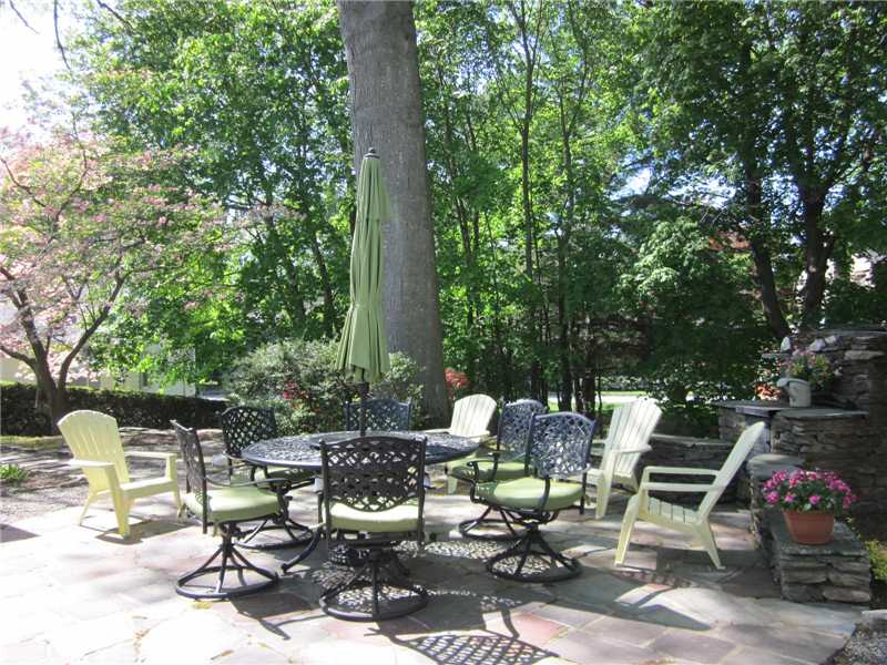 38 Applegate Road Cranston, RI 02920 - Photo 23 of 25 Yard/Garden. Patio