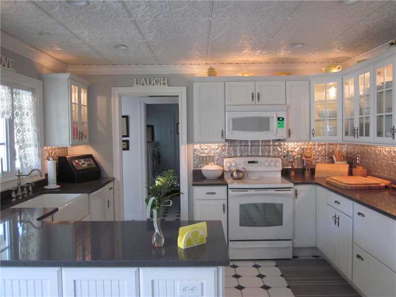 38 Applegate Road Cranston, RI 02920 - Photo 5 of 25 Kitchen.