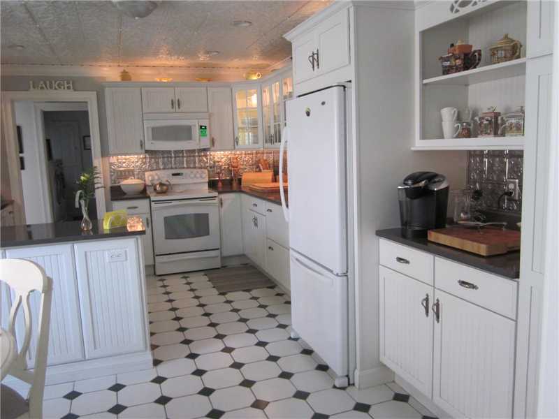 38 Applegate Road Cranston, RI 02920 - Photo 6 of 25 Kitchen.