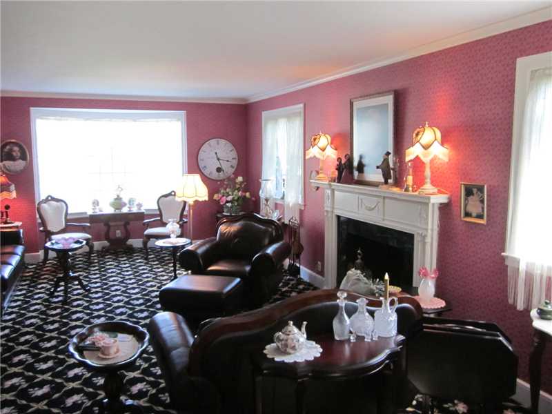 38 Applegate Road Cranston, RI 02920 - Photo 8 of 25 Living Room.