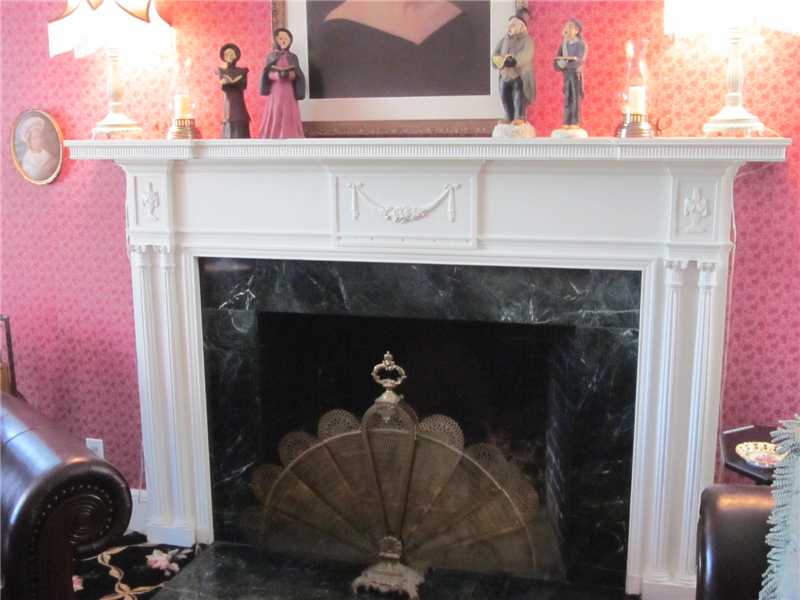 38 Applegate Road Cranston, RI 02920 - Photo 10 of 25 Living Room.