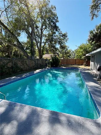 a view of a house with backyard