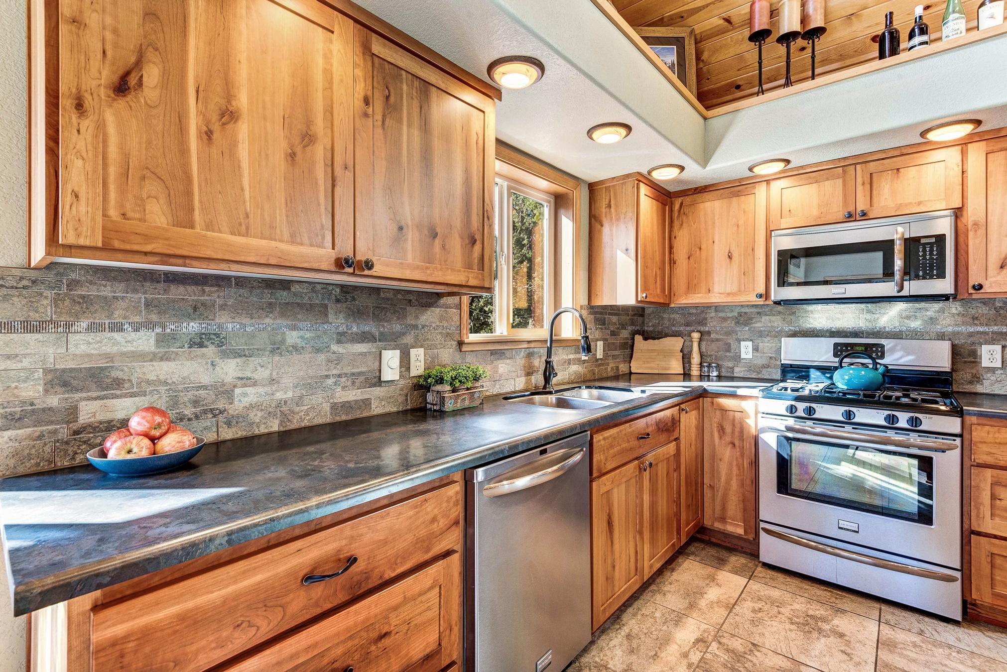 64788 Collins Road Bend, OR 97703 - Photo 12 of 49 12