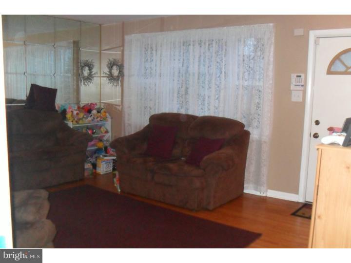 3206 Primrose Road Philadelphia, PA 19114 - Photo 3 of 17 Living Room