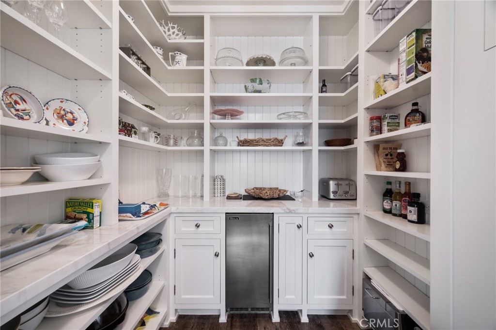212 The Strand Manhattan Beach, CA 90266 - Photo 22 of 75 a room with a book shelf and a shelf with books