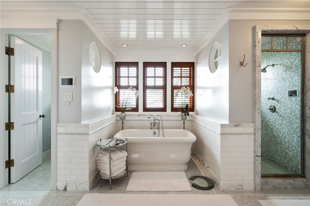 212 The Strand Manhattan Beach, CA 90266 - Photo 44 of 75 Primary Bathroom